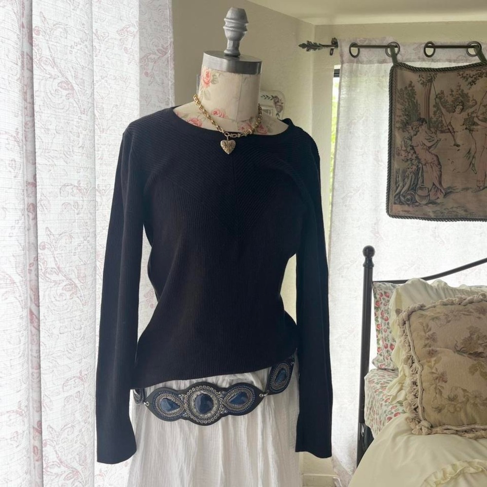 black long sleeve‎ sweater